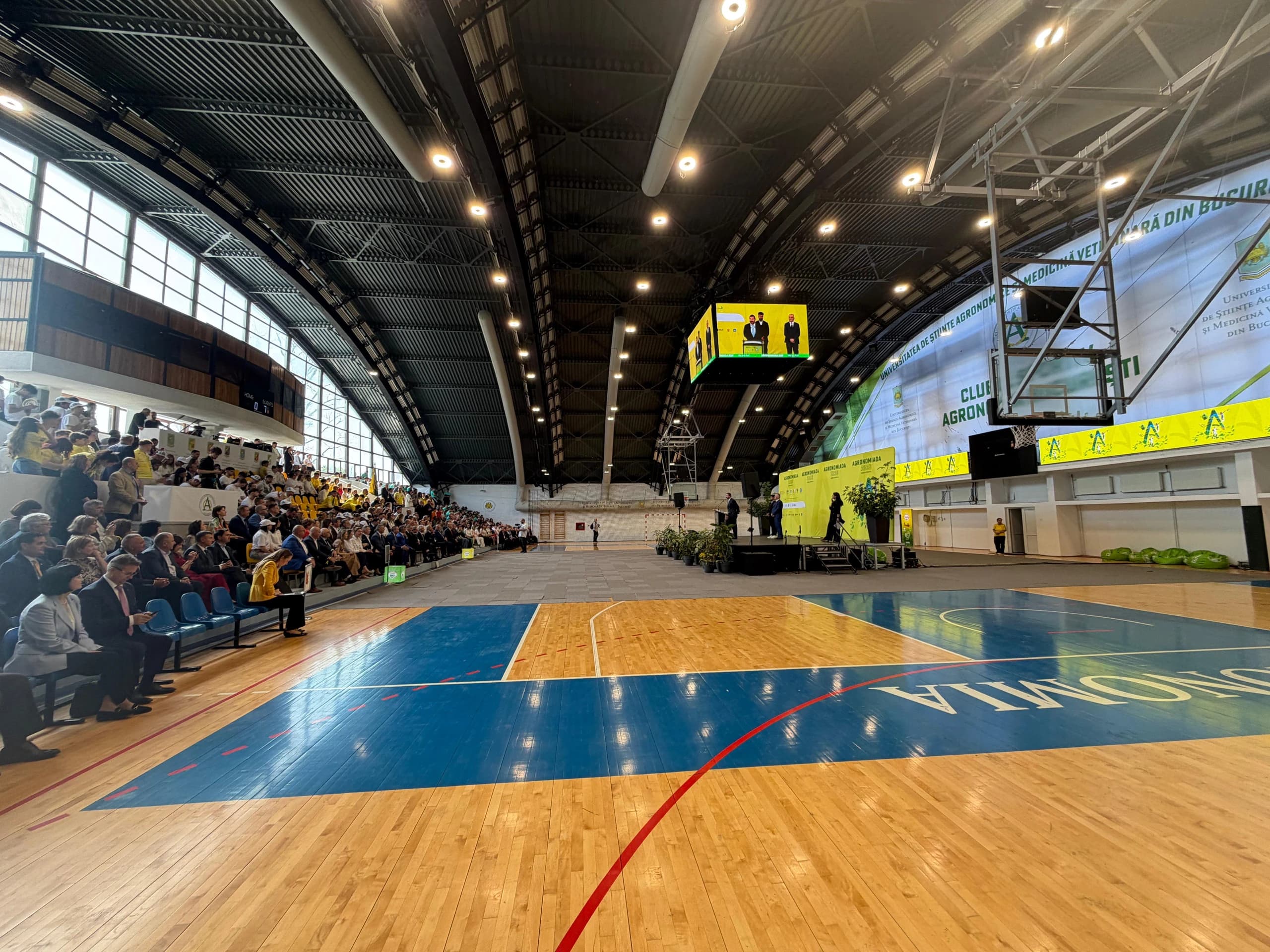 Sala de sport modernizată din campus, plină la o festivitate a clubului