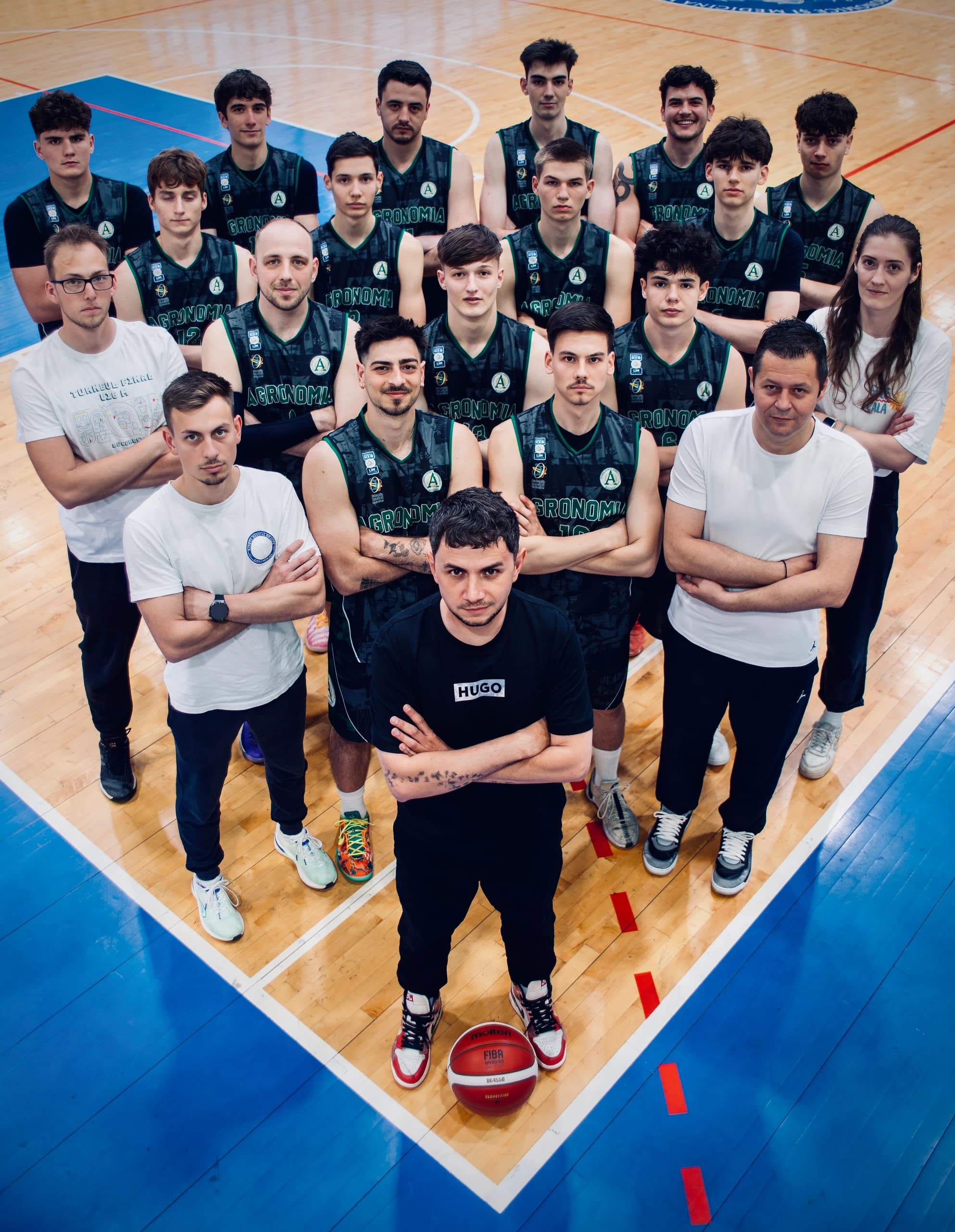 Lotul de baschet al clubului, adunat pe teren pentru fotografia de echipă